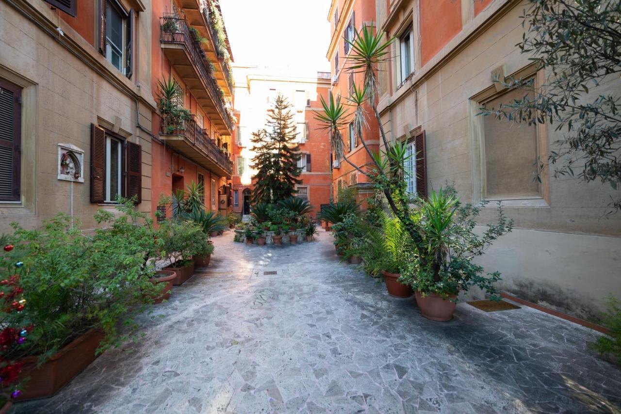 Cento Passi Dal Vaticano - Rome — Photos 2